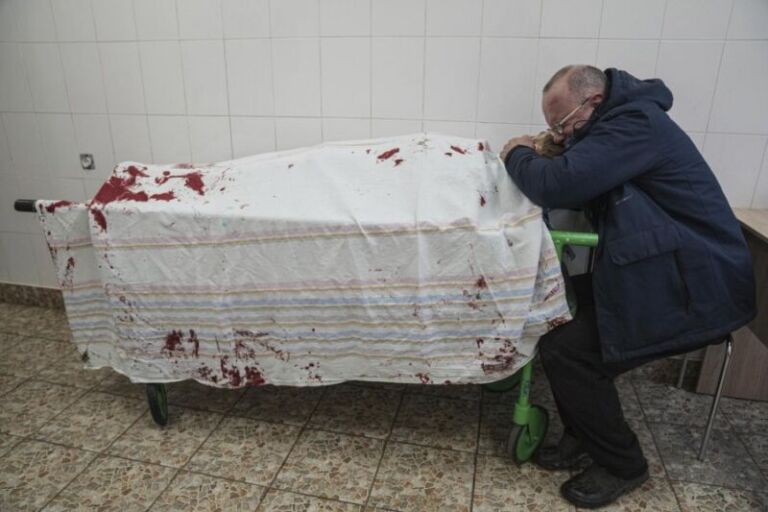 GALERI FOTOSH: Realiteti i zymtë i pushtimit të Ukrainës – nga Associated Press