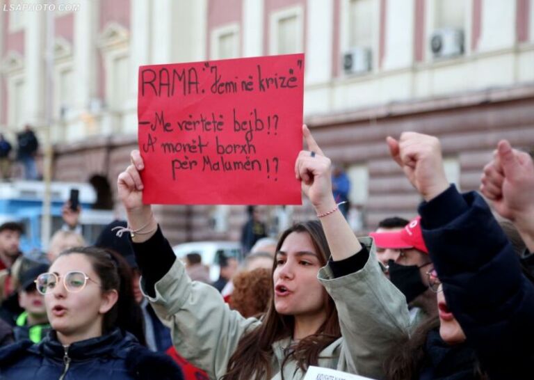 Studentët në Tiranë bojkotojnë mësimin, bashkohen me protestat