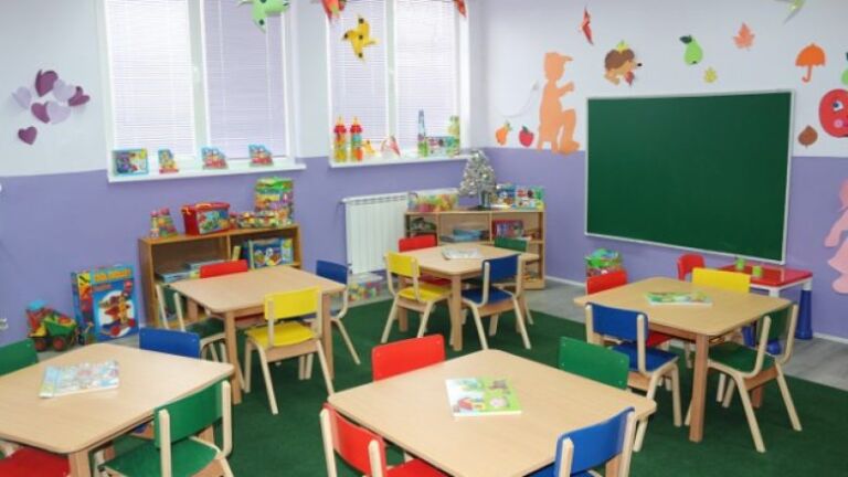“Goditi fëmijën me lugë të metaltë në kokë” – Ngritet kallëzim penal kundër një edukatore në një çerdhe në Shkup