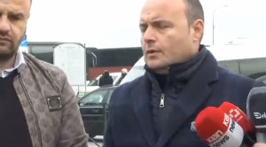 Kaos në stacione/ Qytetarët me orë të tëra në pritje të urbanit, transporti publik ‘përgjysmon flotën’, paralajmëron dyfishim të çmimit