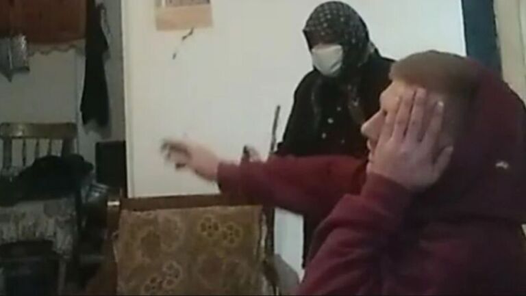 VIDEO- Gjyshja tmerrohet kur nipi i thotë se është infektiuar me COVID