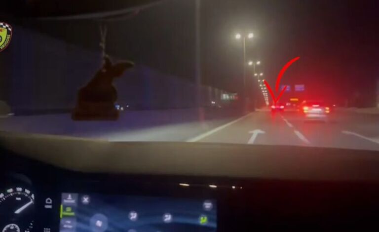 VIDEO/ Shikoni si e pësojnë mjetet që parakalojnë me shpejtësi në autostradë