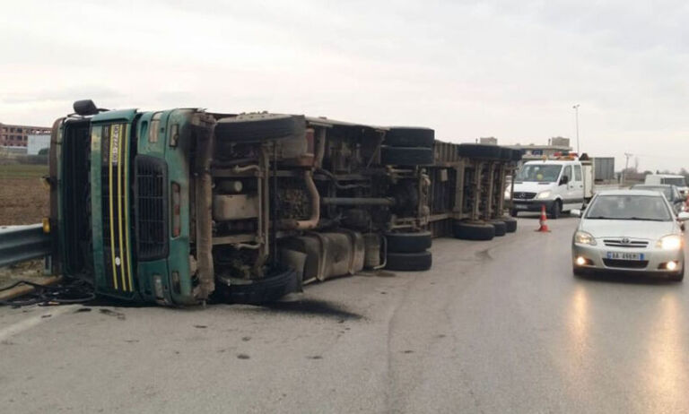 Aksident i frikshëm në autostradën Durrës-Tiranë, trajleri me shpejtësi humb kontrollin dhe…