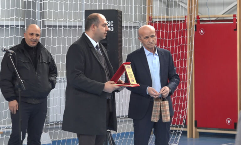 7 Marsi/ Shoqata e Arsimtarëve Shqiptarë “Naim Frashëri” ndau mirënjohje