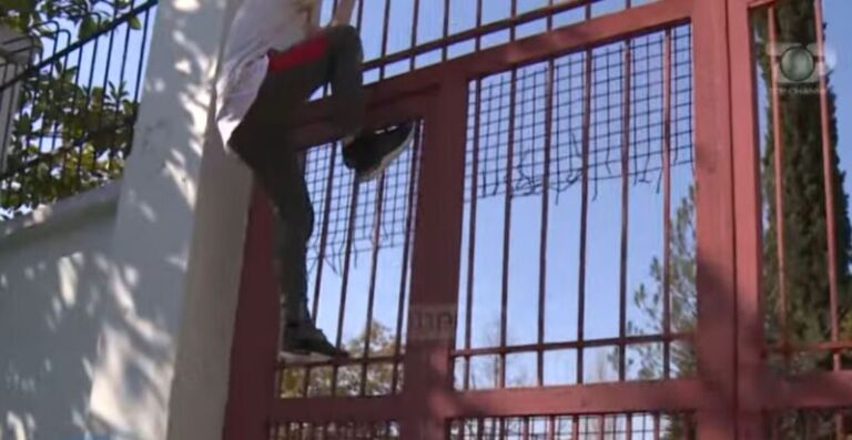 “Kujtuat se ma hodhët mua”- Drejtori i shkollës në Kamëz rreh me shpulla nxënësit para klasës! Dëshmia: Na dhunon sa herë na sheh në korridore (VIDEO)