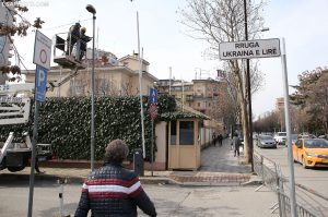 FOTOLAJM/ Rruga pranë ambasadës ruse në Tiranë merr emrin “Ukraina e lirë”