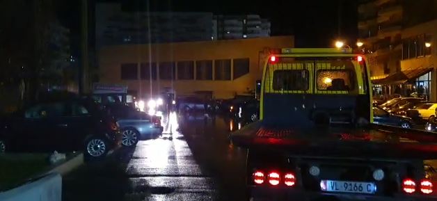 DETAJE/ Atentati në Vlorë, rëndohet gjendja e 33-vjeçarit, dërgohet drejt Tiranës. Ja çfarë u gjet në makinën e djegur të autorëve