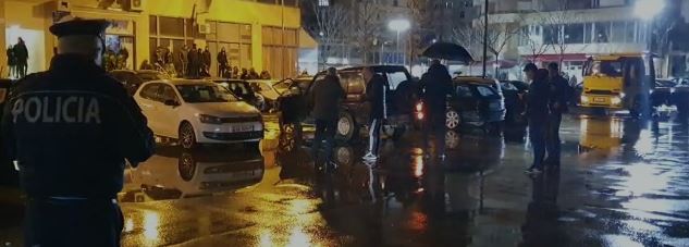Emri/ Atentati me armë në Vlorë, kush është 35-vjeçari që mbeti i plagosur! Breshëri të shtënash ndaj të riut