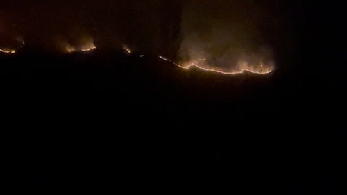 Zjarri i madh ‘pushton’ fshatrat e Matit, djeg dhjetëra hektarë me dushqe dhe pemëtari me gështenja