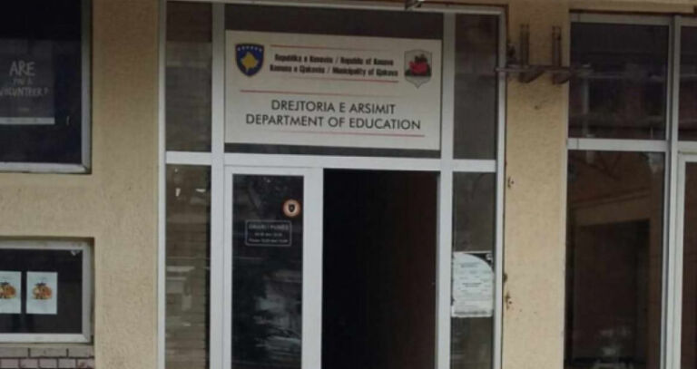 Vendosja e shenjës së shamisë si ndalesë, Drejtoresha e Arsimit në Gjakovë fajson menaxhmentin e shkollës