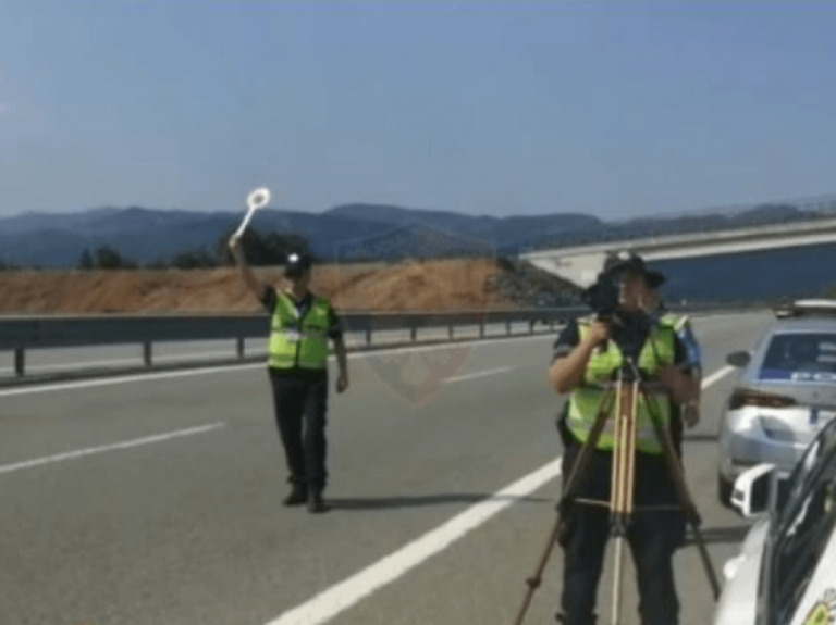 Drejtim mjeti pa patentë, në gjendje të dehur dhe aksident! Arrestohen pesë persona na Tiranë, një tjetër i zhdukur