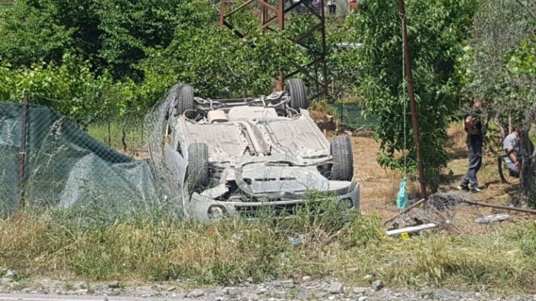‘Volkswagen-i’ del nga rruga dhe përfundon në kanal në Fushë-Krujë, 5 të plagosur, mes tyre dy të mitur!