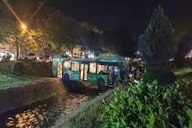 “Mos e hiqni autobuzin mbi Lanë!” Piktori frymëzohet nga aksidenti në Tiranë