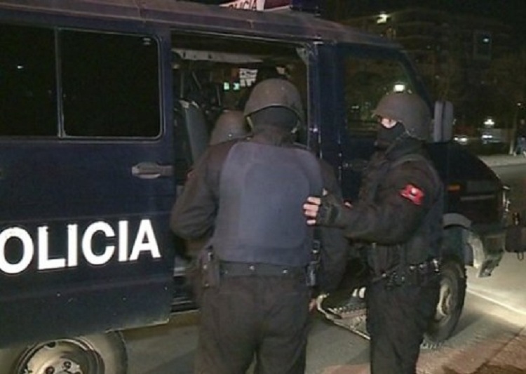 VIDEO/ Ngjarjet në Elbasan, Forcat Speciale kontrolle blic. Shoqërohen 5 persona