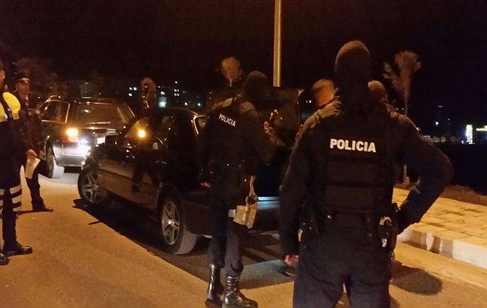 Terrorizohet Elbasani nga të shtënat me armë! Policia blindon lokalin, 4 të shoqëruar