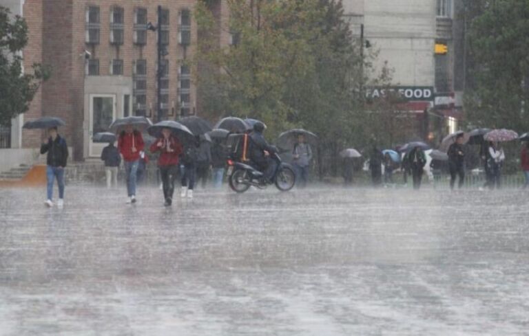 Nëse mendoni se erdhi vera, gaboheni/ Reshje shiu dhe dëbore, temperaturat e ulëta deri në 0°C ‘mbërthejnë’ vendin
