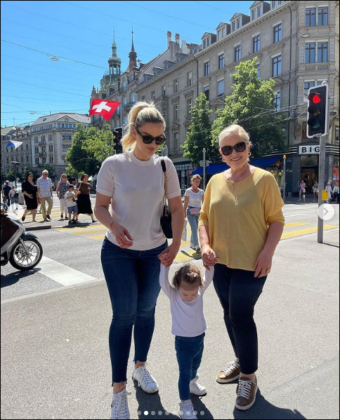Learta shkon në Zvicër, poston foton më të bukur me nënën e saj