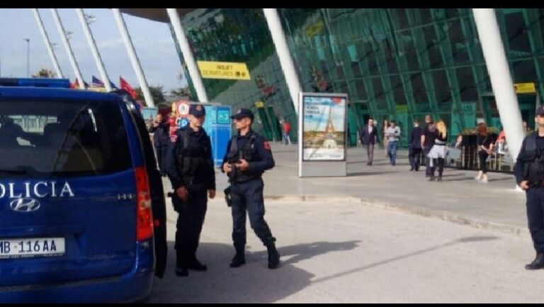 Policia kap disa valixhe me pajisje elektronike në Rinas, dyshohet se janë përgjuese