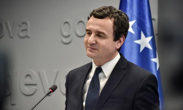 Kurti: Veturave nga Serbia do t’u vendoset ngjitës në targa deri më 31 tetor 2022