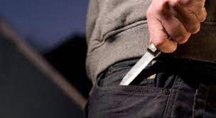 Plagoset me thikë adoleshenti në Cërrik, ndodhet në gjendje të rëndë. Arrestohet 15-vjeçari që kreu krimin