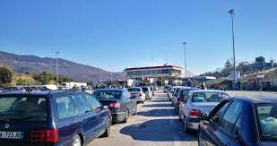 Turistë, vizitorë, emigrantë ‘vërshojnë’ në Shqipëri! Fluks i madh te pikat e kalimit kufitar në Rinas dhe Kakavijë