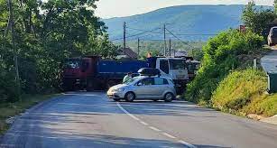 Serbët bllokuan rrugët në veri, përgjigjet policia e Kosovës, mbyll dy pika kufitare. Ja thirrja për qytetarët