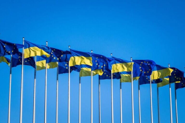 Flamuri i BE-së hyri në Parlamentin e Ukrainës