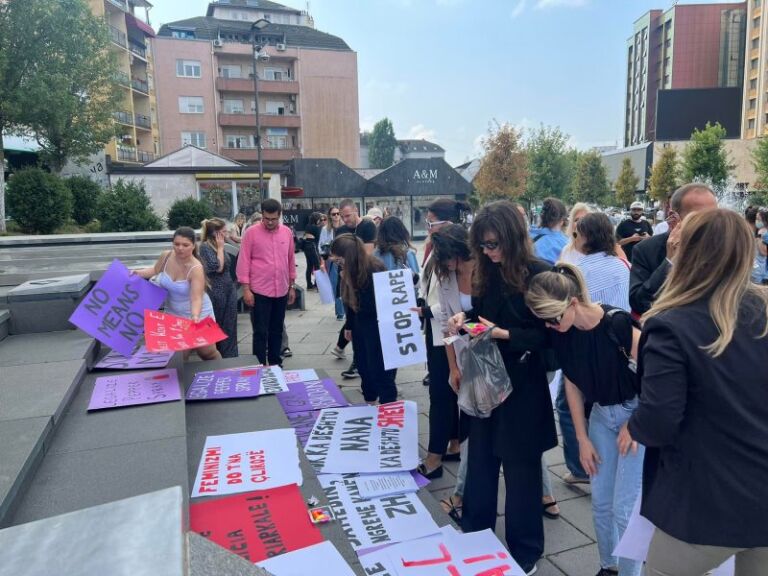 “Përdhunuesit në burg” – Protesta kundër dhunës seksuale në Prishtinë