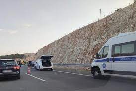 Ndaluan në anë të rrugës për një defekt/ Si ndodhi aksidenti në Greqi ku humbën jetën burrë e grua