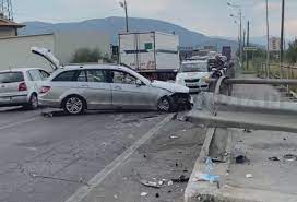 Aksidenti në Elbasan, policia: U dëmtuan shoferi 40-vjeçar dhe 3 fëmijët e tij të mitur! (VIDEO)