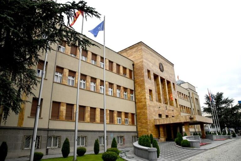 Përplasje në seancën për pyetjet e deputetëve