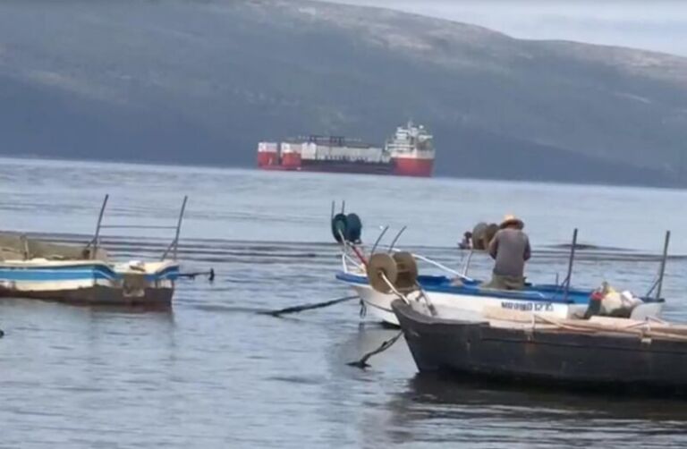 VIDEO-LAJM/ Mbërrijnë në Vlorë, dy platformat lundruese me gjeneratorët që nxijnë detin dhe tokën