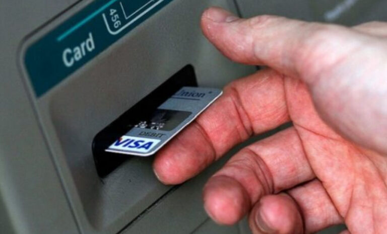 Shtetasi i huaj me 27 kartela që vidhte banka, arrestohet në Prishtinë – policia tregon sa para ia gjeti