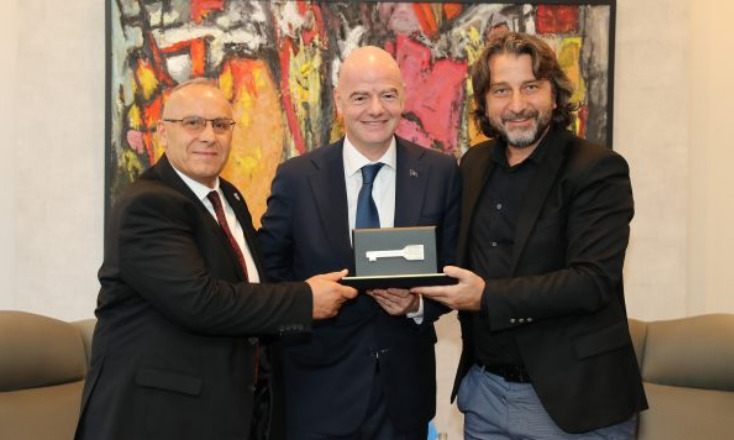 Kryetari i Prishtinës ia jep “Çelësin e Kryeqytetit” presidentit të FIFA-s, Infantinos