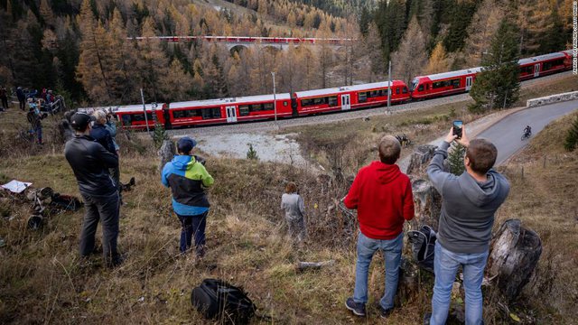 Treni më i gjatë në botë, mjeti 1910 m i gjatë më 100 vagonë përshkon Alpet zvicerane