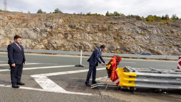 Stevo Pendarovski vendosi lule në vendin e aksidentit në Bullgari