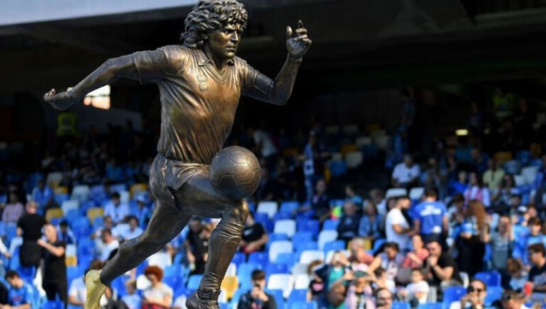 Zbulohet statuja e re e Maradonës me këmbën e majtë të arit