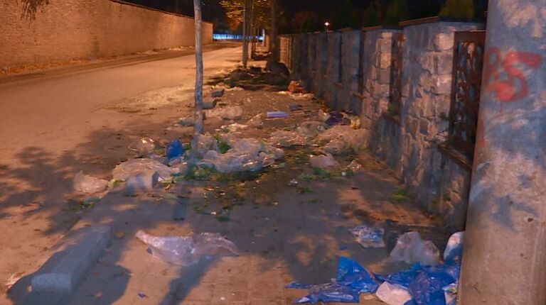 Pas përfundimit të tregut në Tetovë, trotuaret shndërrohen në deponi