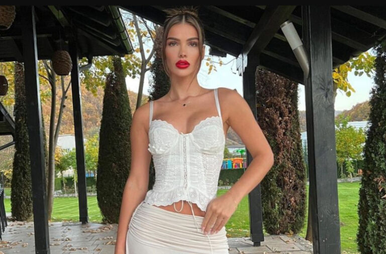 Arbenita lajmërohet nga palestra, ekspzon turpin e saj joshës