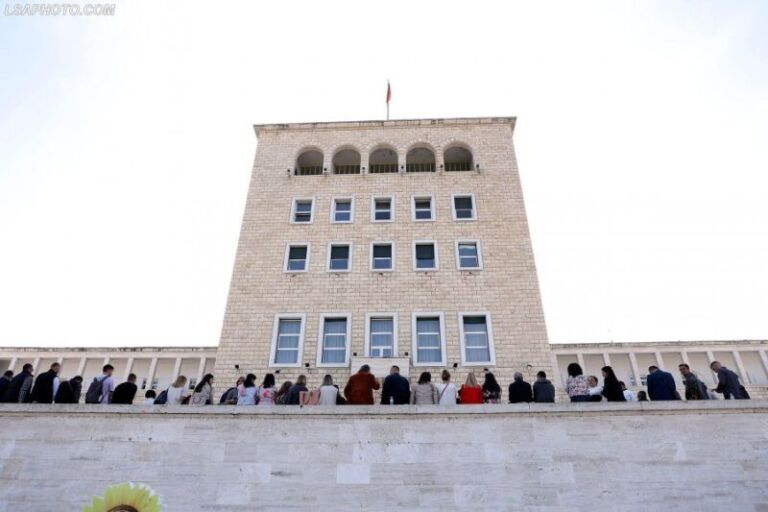 Pedagogët pritet të nisin sot grevën e urisë, afat qeverisë deri në orën 16:00
