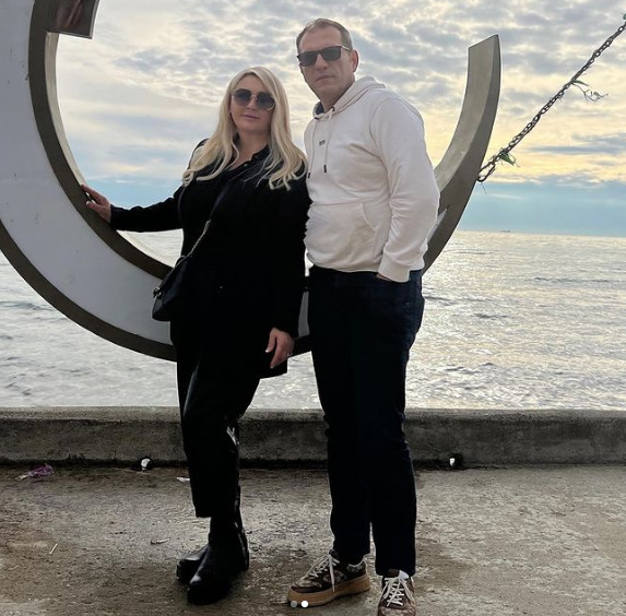 Remzia shfaqet nga pushimet me burrin, është veshur si zonjë e vërtetë