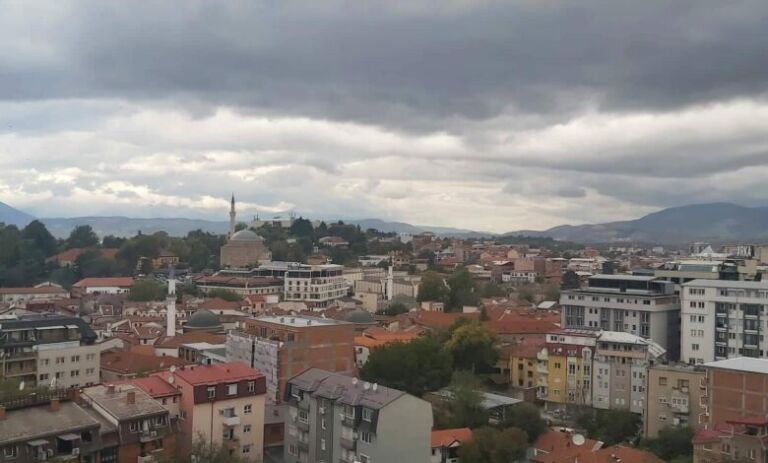 Moti sot me vranësira me erë të dobët