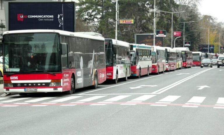 Transportuesit e autobusëve privatë kërkojnë takim me kryetaren Arsovska, bllokada vazhdon