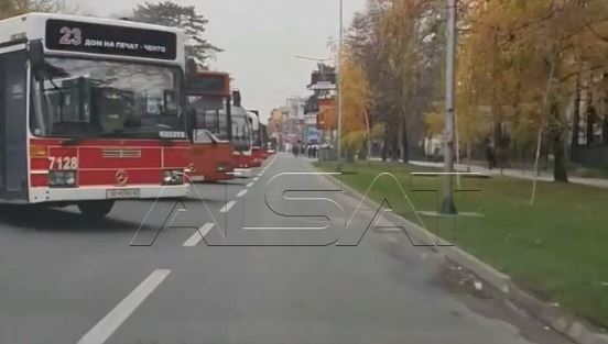 Pamje nga protesta e autobusëve, lënë vetëm një korsi të hapur për emergjencë dhe polici