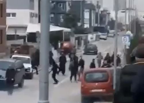 (Video) Sulmohen futbollistët dhe tifozët e KF Bashkimi