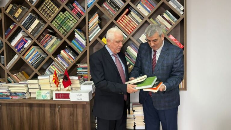 FOTO| Ambasadori i Shqipërisë viziton SHB Logos-A ku takoi Adnan Ismailin