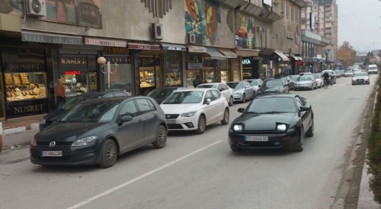 Tetovë, ndalohet parkimi në hapësirat publike