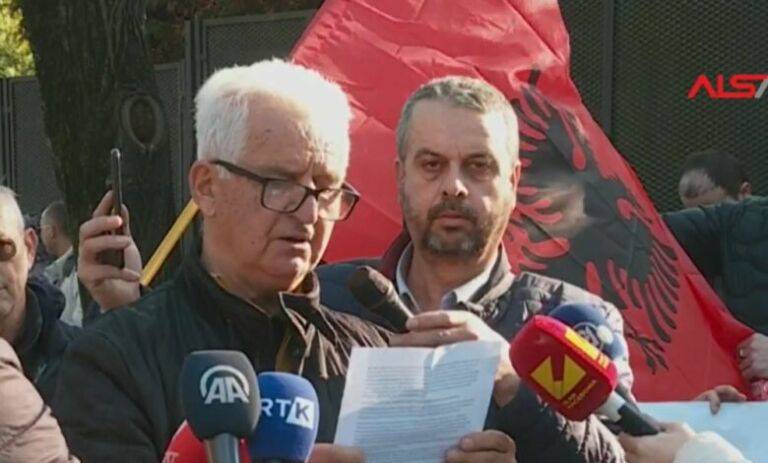 Pollozhani: Vuçiq, kopje e shëmtuar e Putinit
