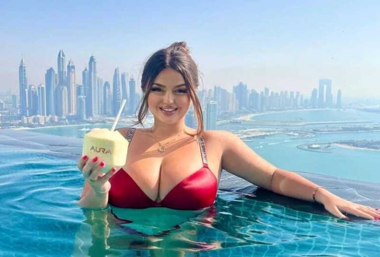 Enca shfaqet pa të brendshme nga dhoma e hotelit, kush po e shoqëron?