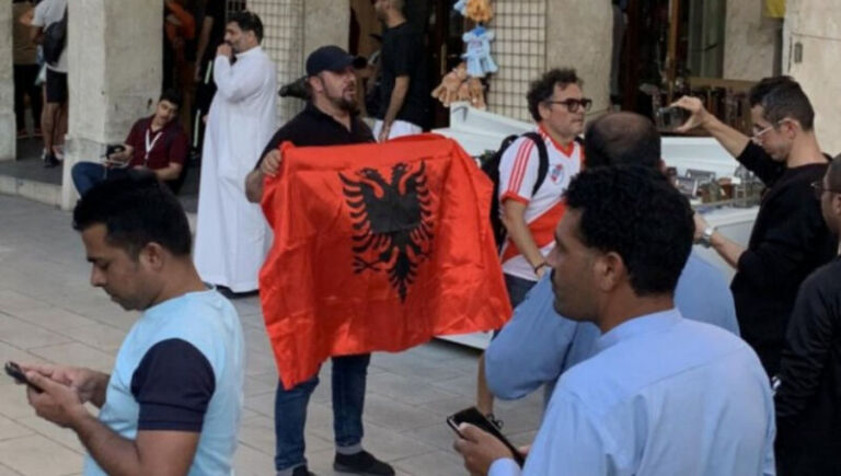 Flamuri i Shqipërisë shfaqet në Katar para ndeshjes së Zvicër – Serbi